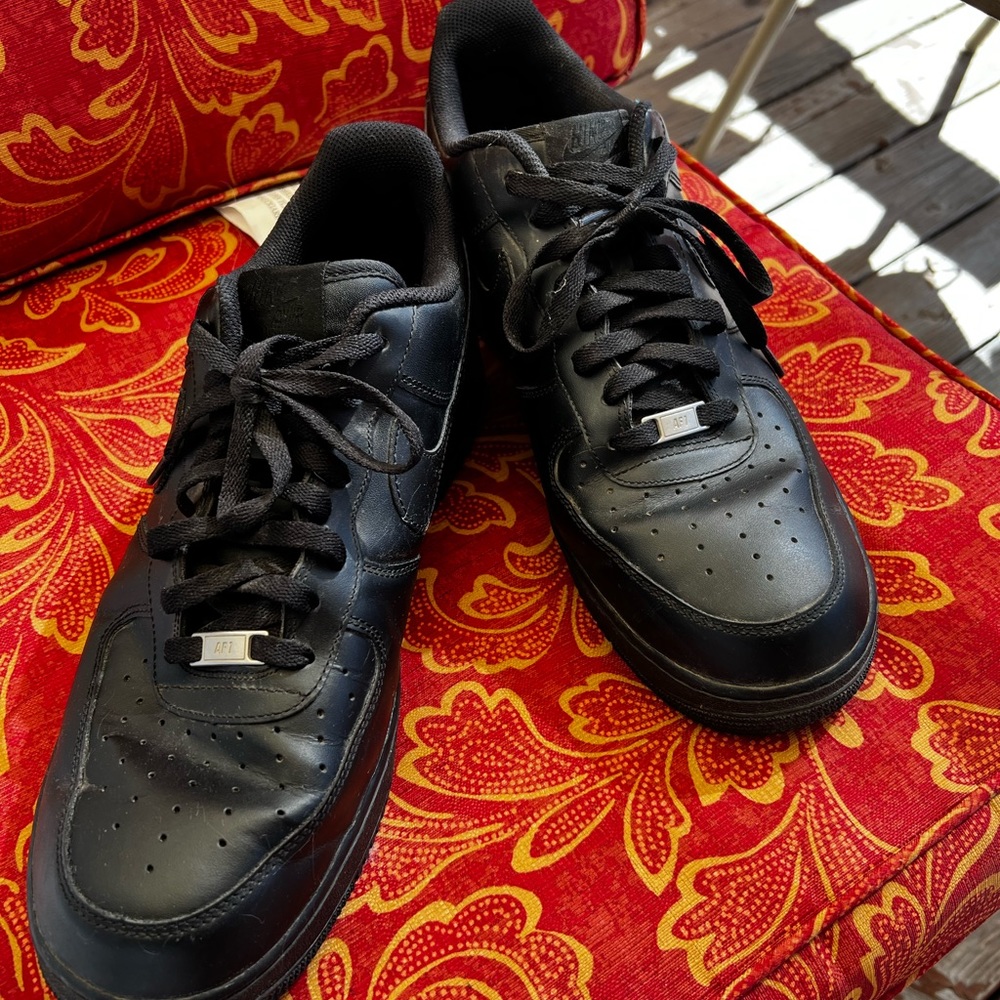These are Nike Air Force 1, only been worn a handful of times. In good shape.